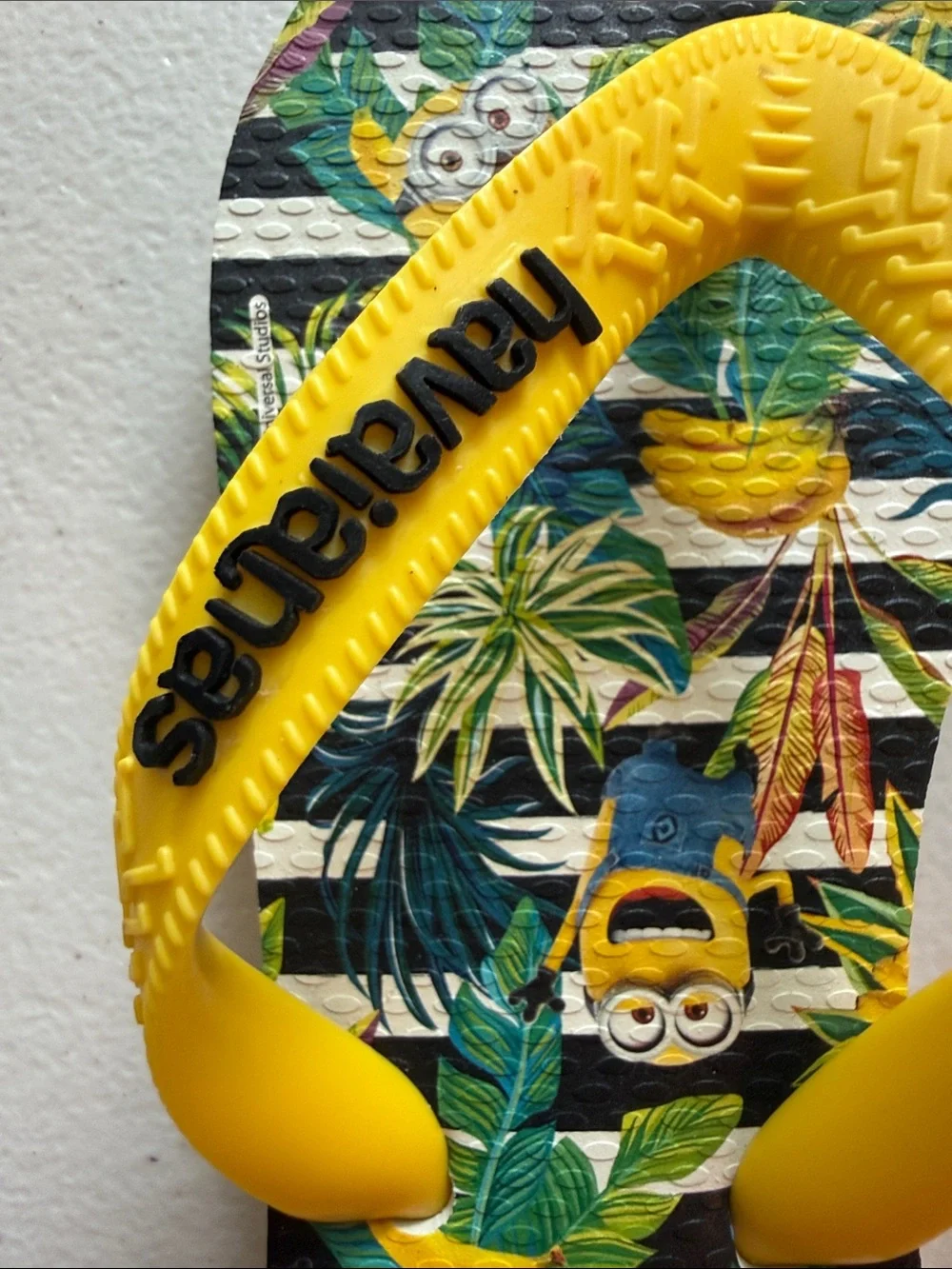 Havaianas Kids Yellow Minions Tropical Flip Flops - Green Leaf Print